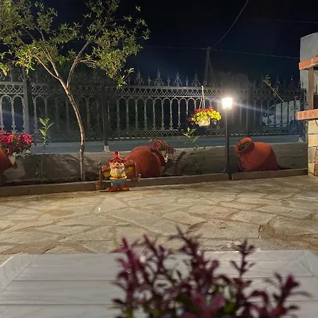 Veni's Apartment Potos